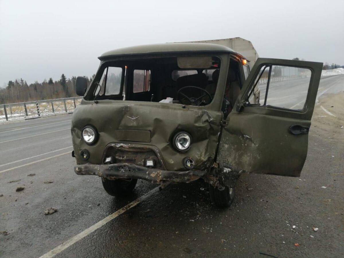 Трое человек пострадали в столкновении иномарки с отечественным автомобилем на трассе в Карелии