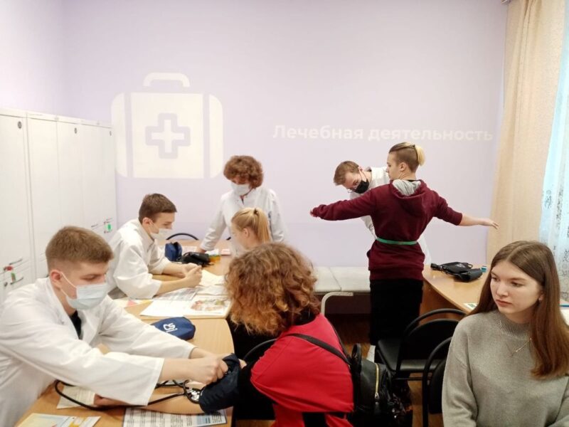 Ученикам двух петрозаводских школ рассказали о профессии фельдшера