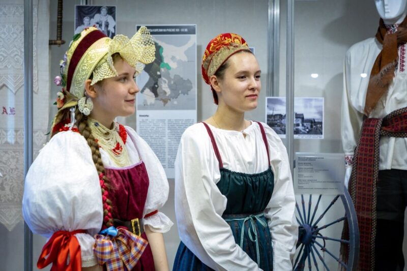 Новая выставка «Восемь юбочек надену…» открылась в Петрозаводске (6+) Новая выставка «Восемь юбочек надену…» открылась в Петрозаводске (6+)
