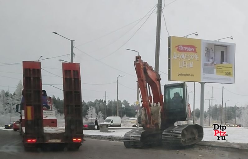 В Петрозаводске экскаватор вывалился на дорогу В Петрозаводске экскаватор вывалился на дорогу