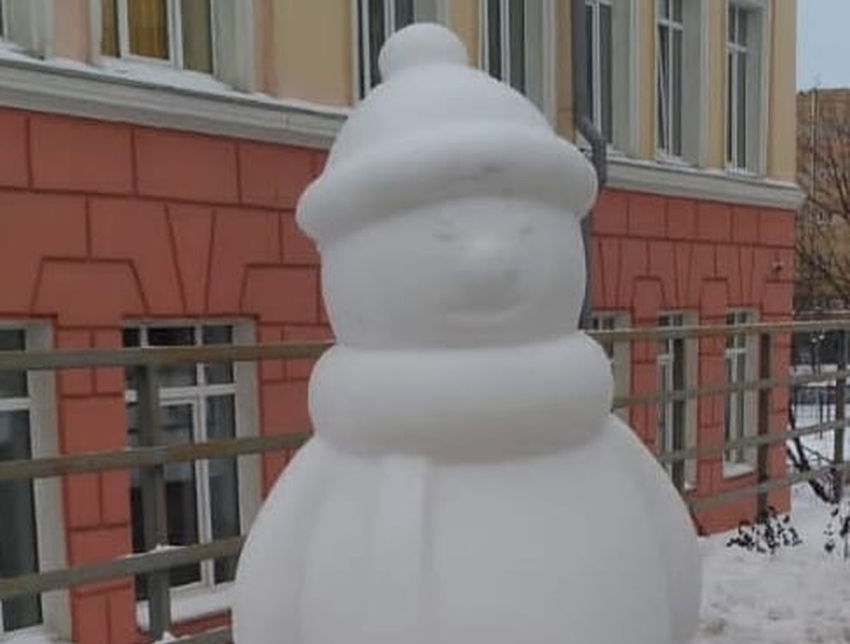 Фигуру третьего снеговика установили в Петрозаводске к праздникам