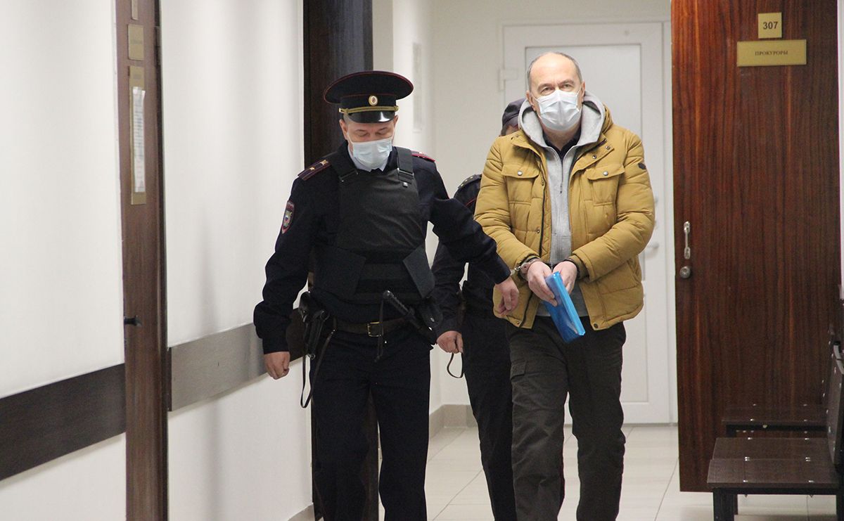 МВД запретило надевать наручники на женщин и фигурантов экономических дел