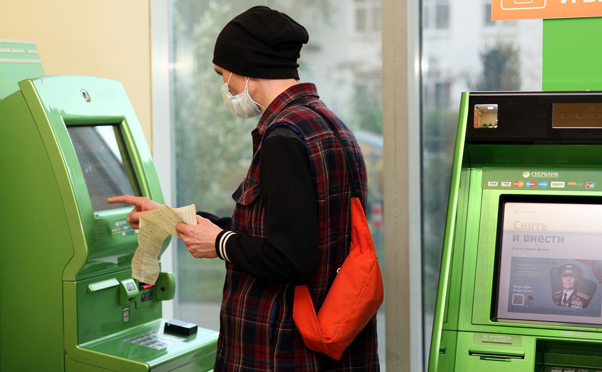 Сбербанк запретил клиентам переводить деньги в другие банки через банкомат