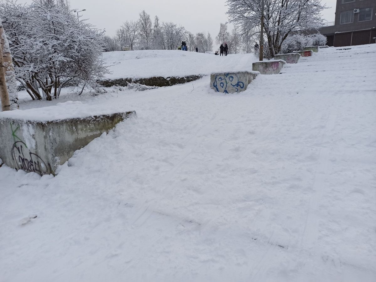 Стихийные горки в Петрозаводске засыплют песком после несчастных случаев с детьми Стихийные горки в Петрозаводске засыплют песком после несчастных случаев с детьми
