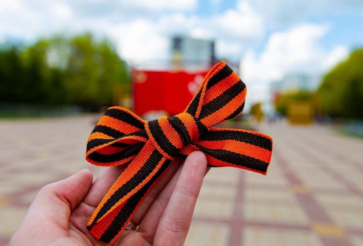 Госдума приняла закон о штрафах за осквернение георгиевских лент