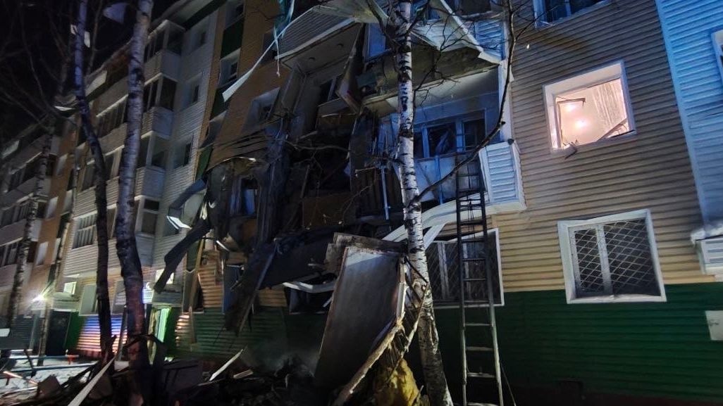 Два этажа пятиэтажки обрушились из-за взрыва газа в Нижневартовске