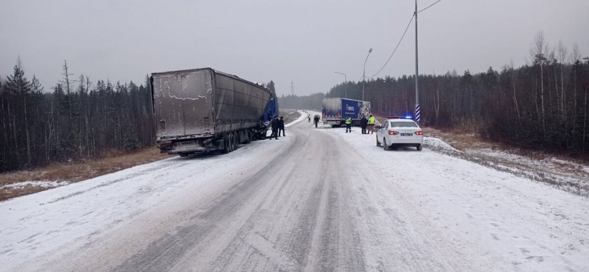 В столкновении двух большегрузов на «Коле» погиб молодой мужчина