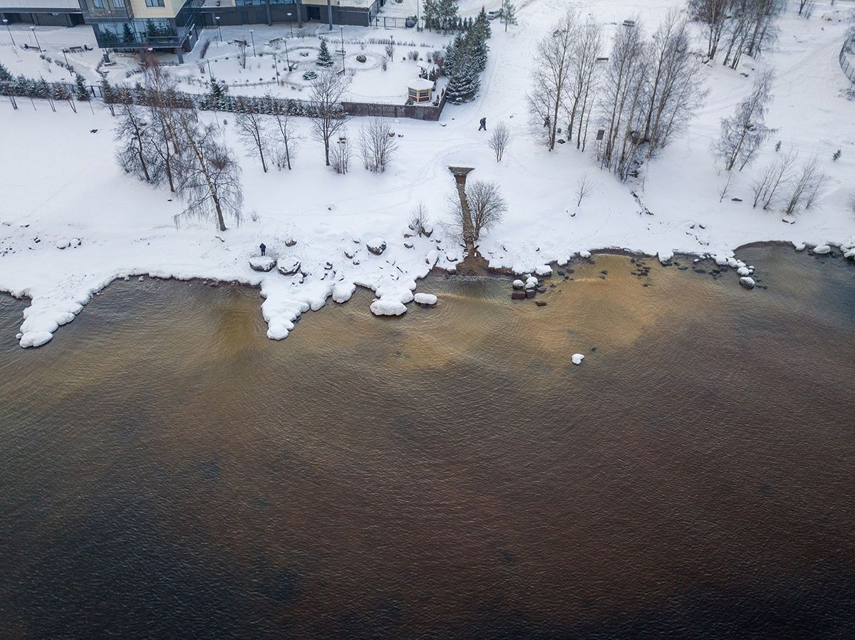 Около жилого комплекса «Аквамарин» в Петрозаводске в Онежское озеро течет мутная жидкость