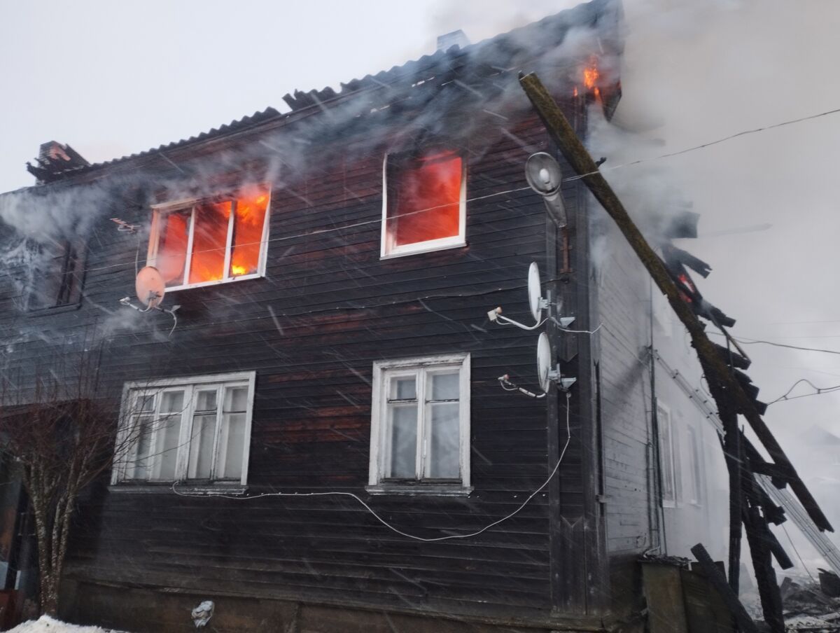 В Олонце горел восьмиквартирный дом
