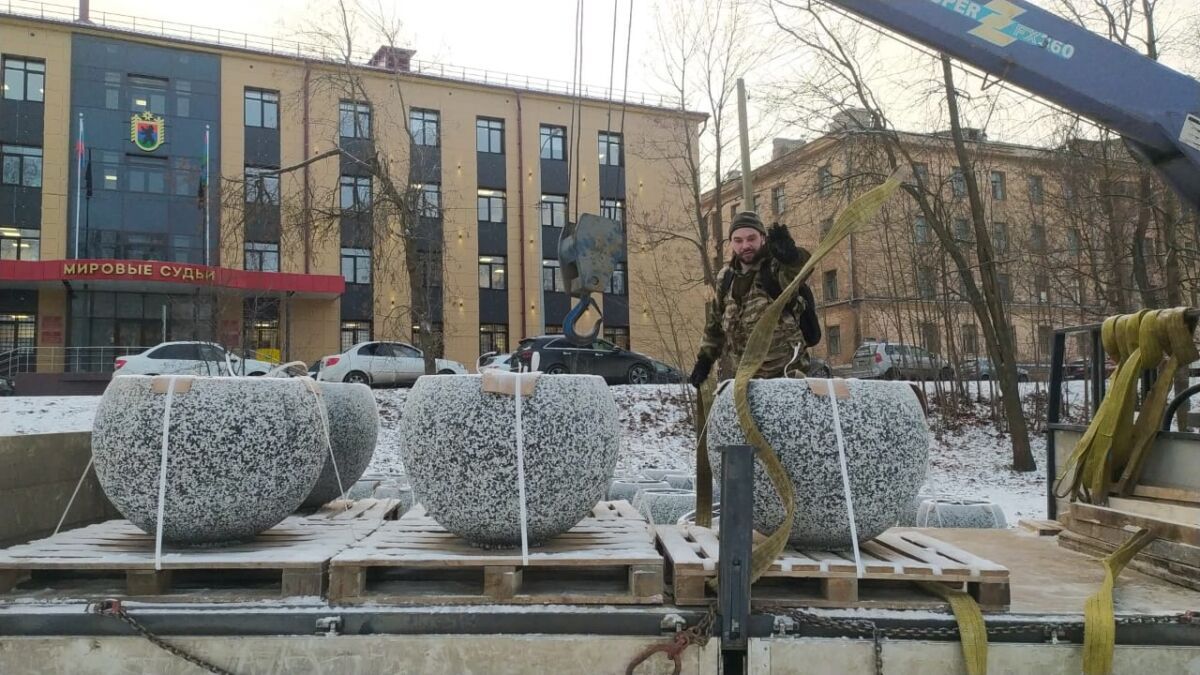 65 вазонов для цветов установили в Петрозаводске