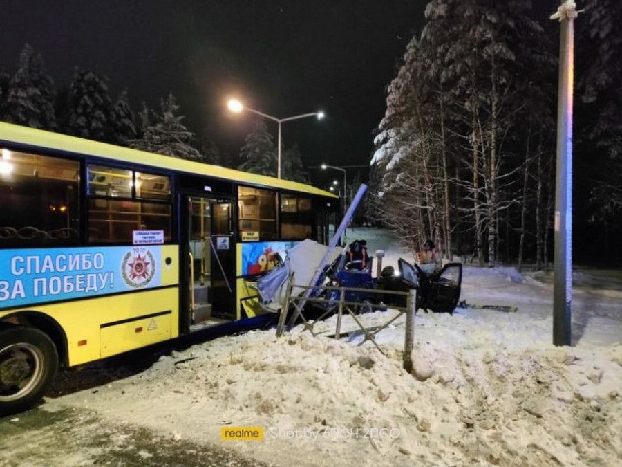 Легковой автомобиль смяло об автобус: опубликованы фото с места смертельного ДТП в Костомукше