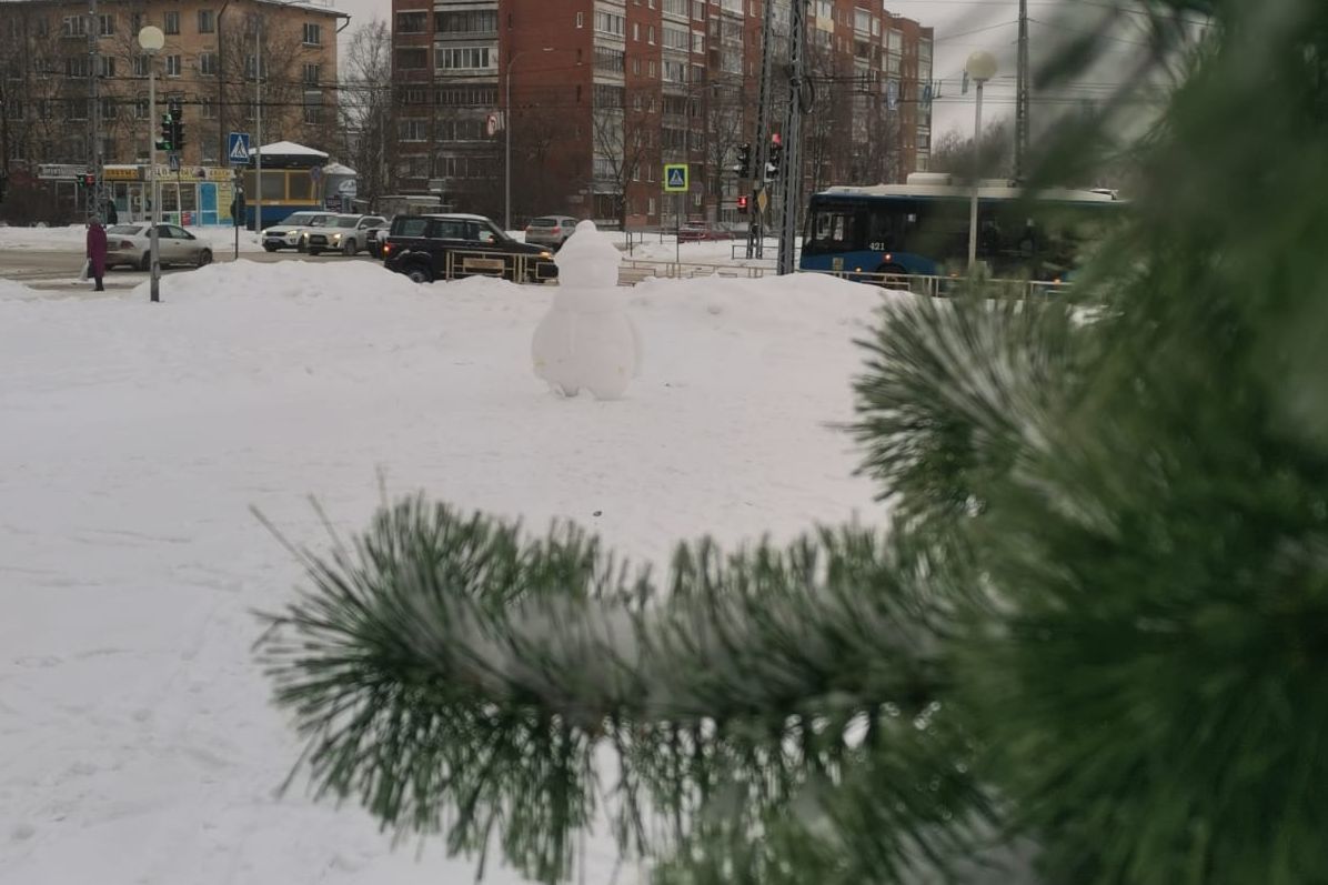 Четвертый снеговик поселился в одном из микрорайонов Петрозаводска