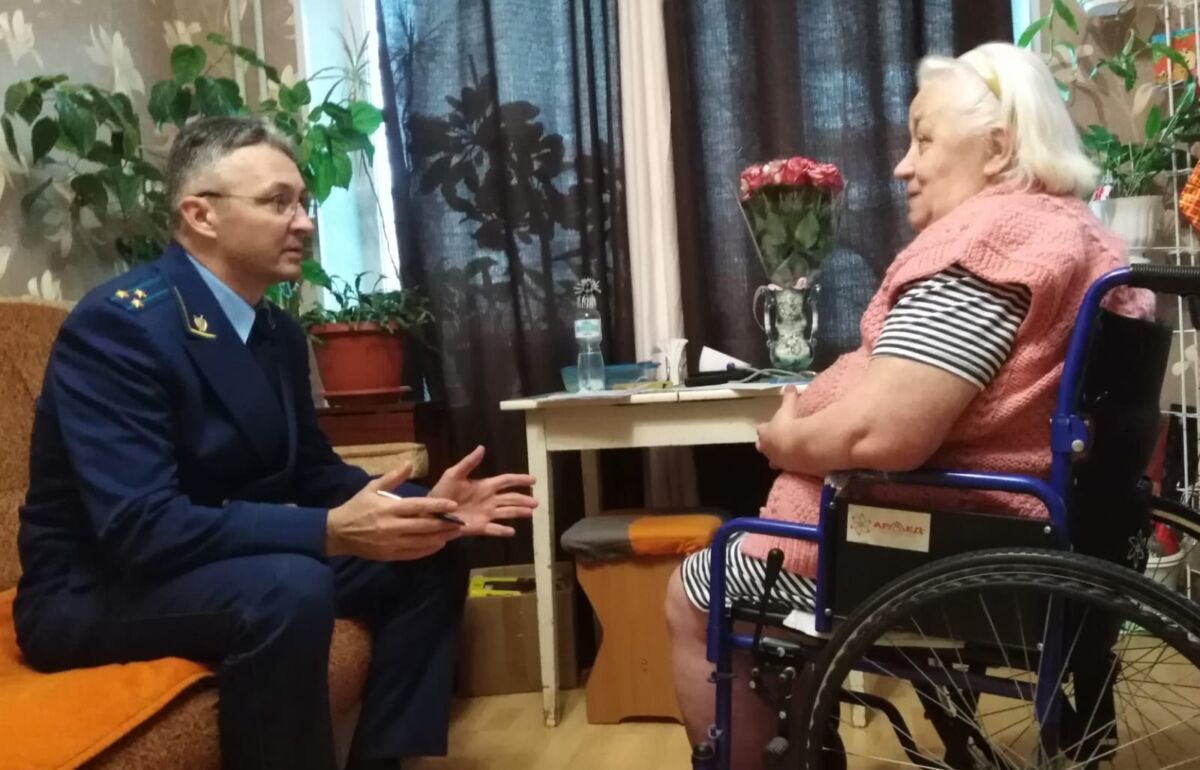 Инвалид-колясочник пожаловалась на управляющую компанию прокурору Петрозаводска