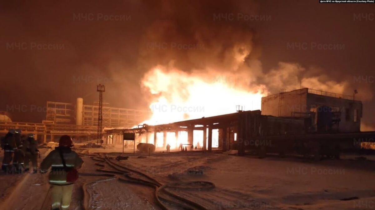 В Сибири после взрыва загорелся крупнейший нефтеперерабатывающий завод