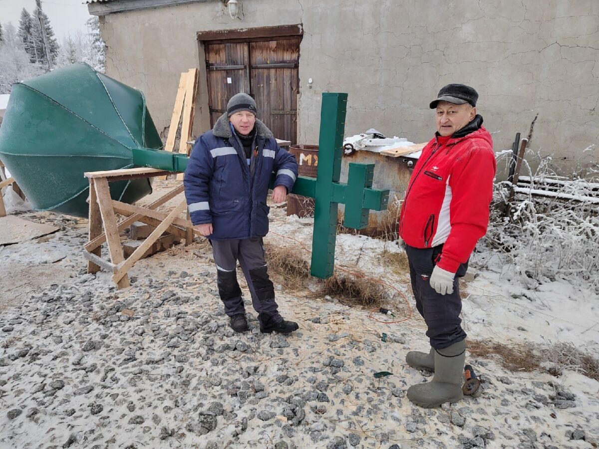 Двое жестянщиков из Петрозаводска реставрируют главку для восстановленной церкви