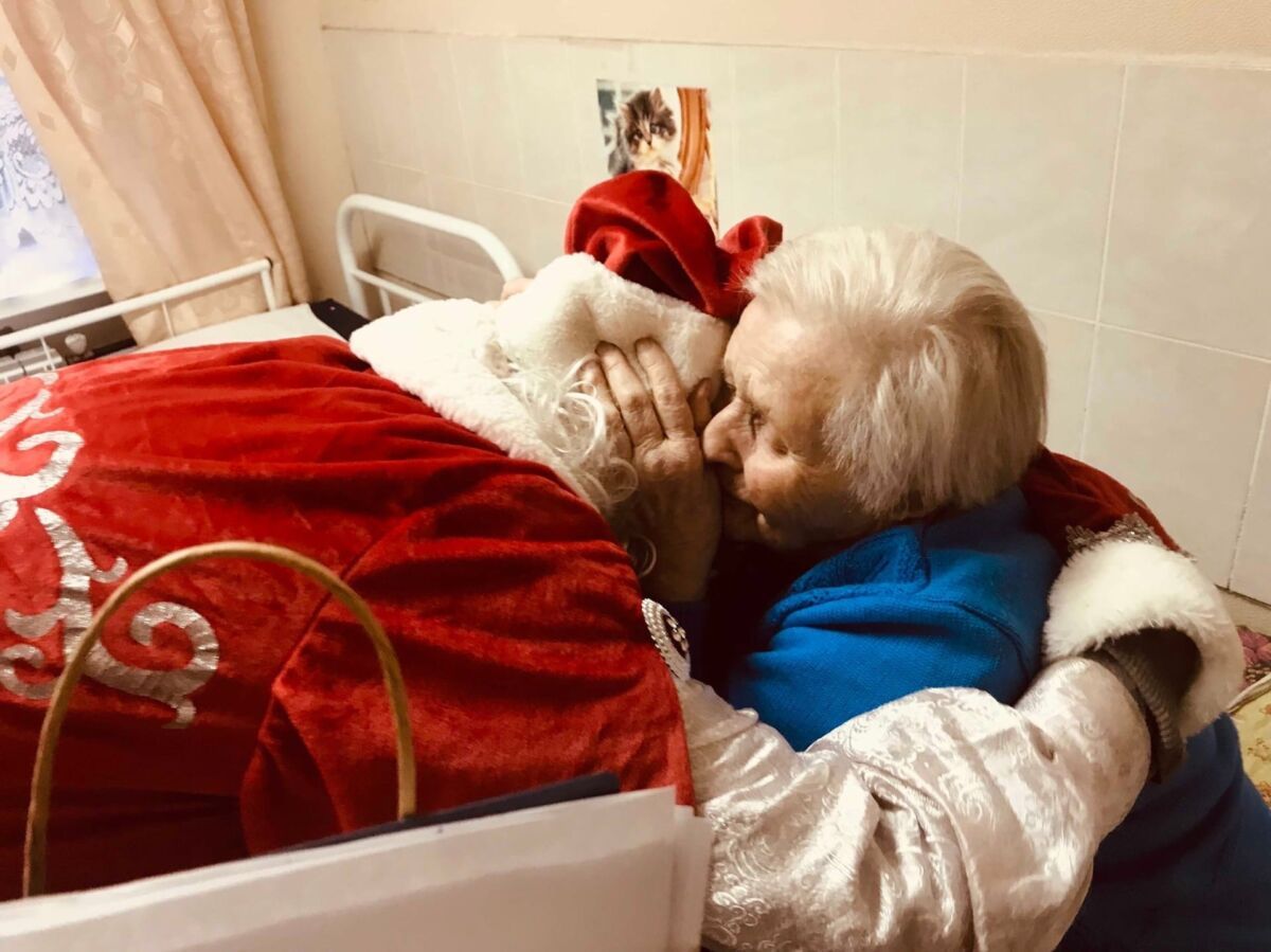 Подопечных петрозаводского дома ветеранов поздравил Дед Мороз