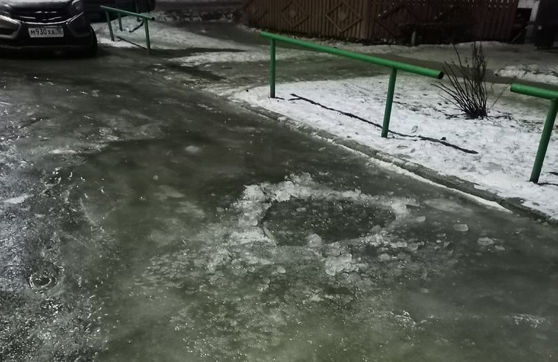 В Пятом поселке в Петрозаводске несколько дней из колодца течет вода