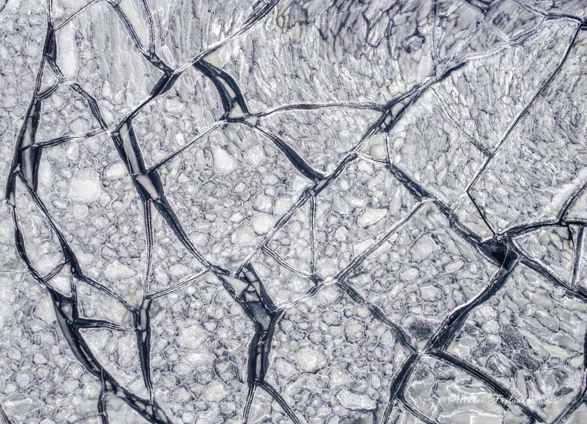 Грузовой буксир разрушит лед на Онежском озере