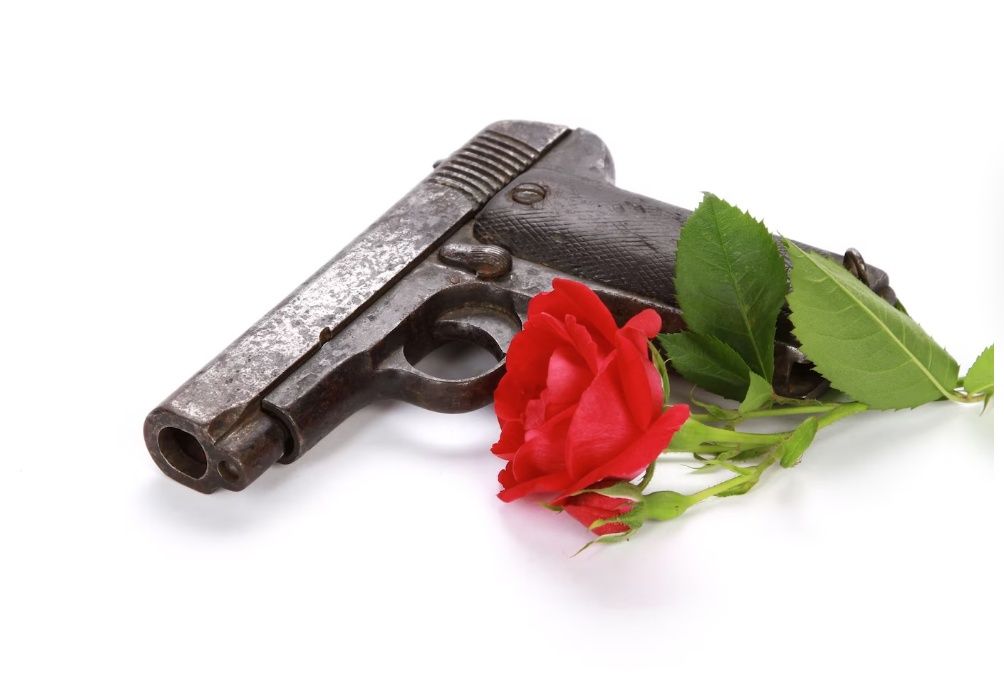 В Прионежском районе женщина с пистолетом погналась за школьницами