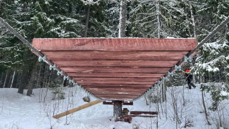 Волонтеры начали строительство деревянного моста в районе второго фонтана около Петрозаводска