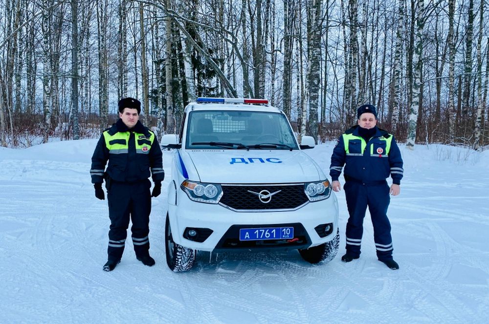 В Пудожском районе автоинспекторы помогли молодой паре, у которой в сильный мороз сломалась машина