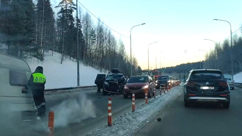 Момент ДТП с автодомом и тремя автомобилями на объездной дороге в Петрозаводске попал на видео