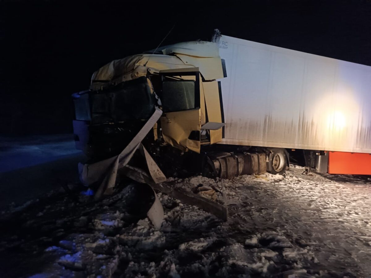 В Пряжинском районе столкнулись два грузовика и легковой автомобиль