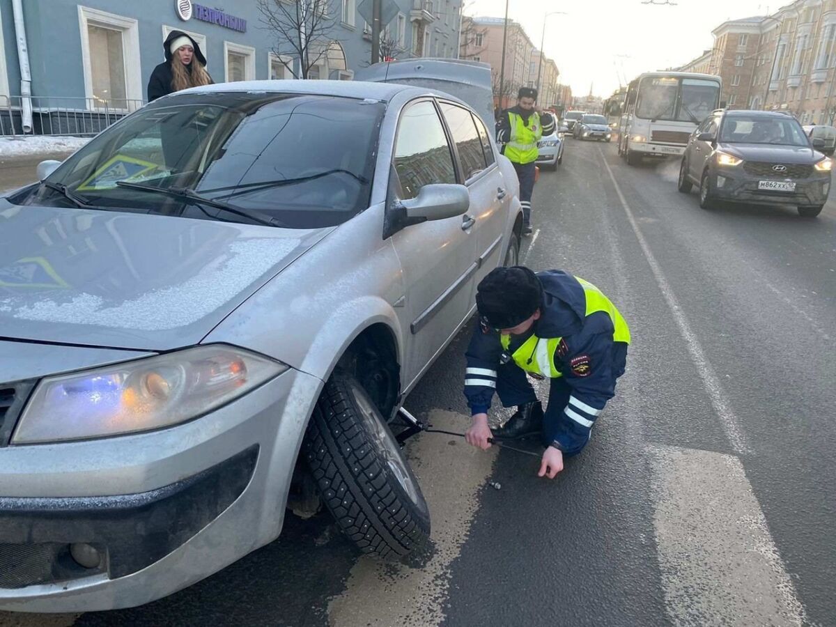В Петрозаводске сотрудники ДПС помогли женщине устранить поломку в автомобиле