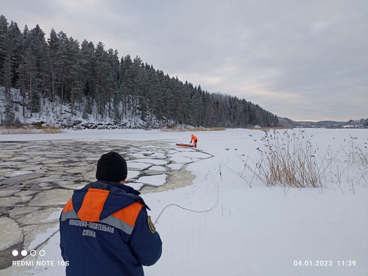 Найдено тело мужчины, провалившегося на снегоходе под лед Ладожского озера