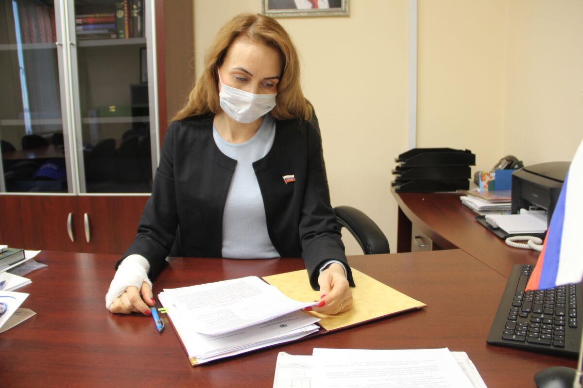 Председатель Петросовета сломала на улице руку