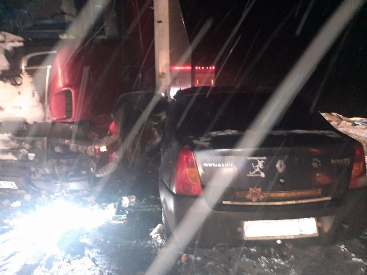 Три человека пострадали в двойной аварии с участием нескольких грузовиков и легковушки