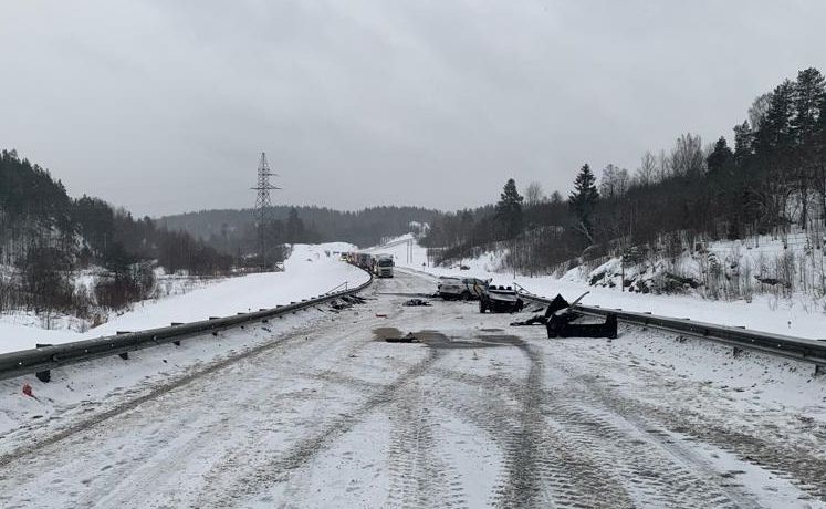 В столкновении двух легковых машин на автодороге «Сортавала» погибли двое человек, еще двое госпитализированы