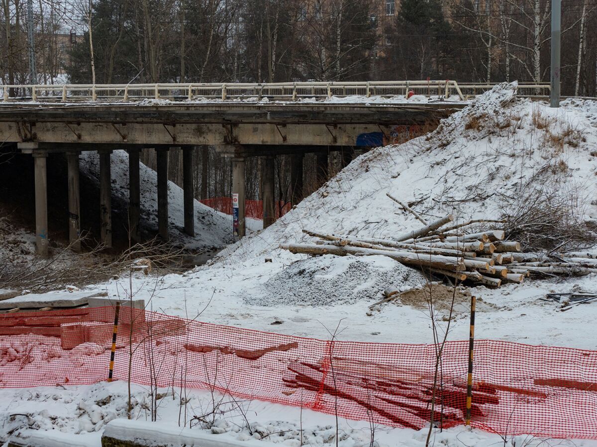 В мэрии Петрозаводска прокомментировали массовый снос деревьев на месте ремонта моста на Антикайнена