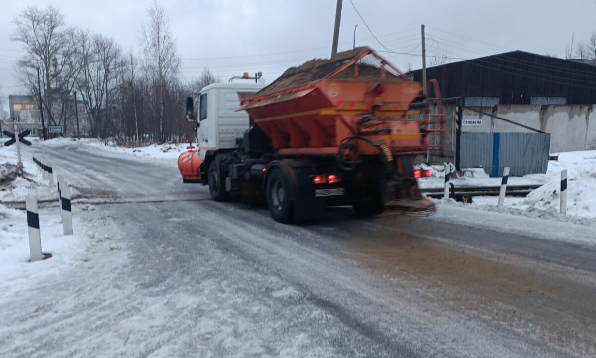 В Кондопожском ДРСУ объяснили, почему снегоуборочные машины ездят по городу с поднятыми отвалами
