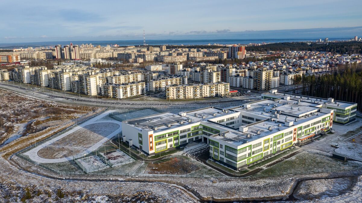 Ученикам самой большой школы Петрозаводска запретили экстравагантные прически и пирсинг