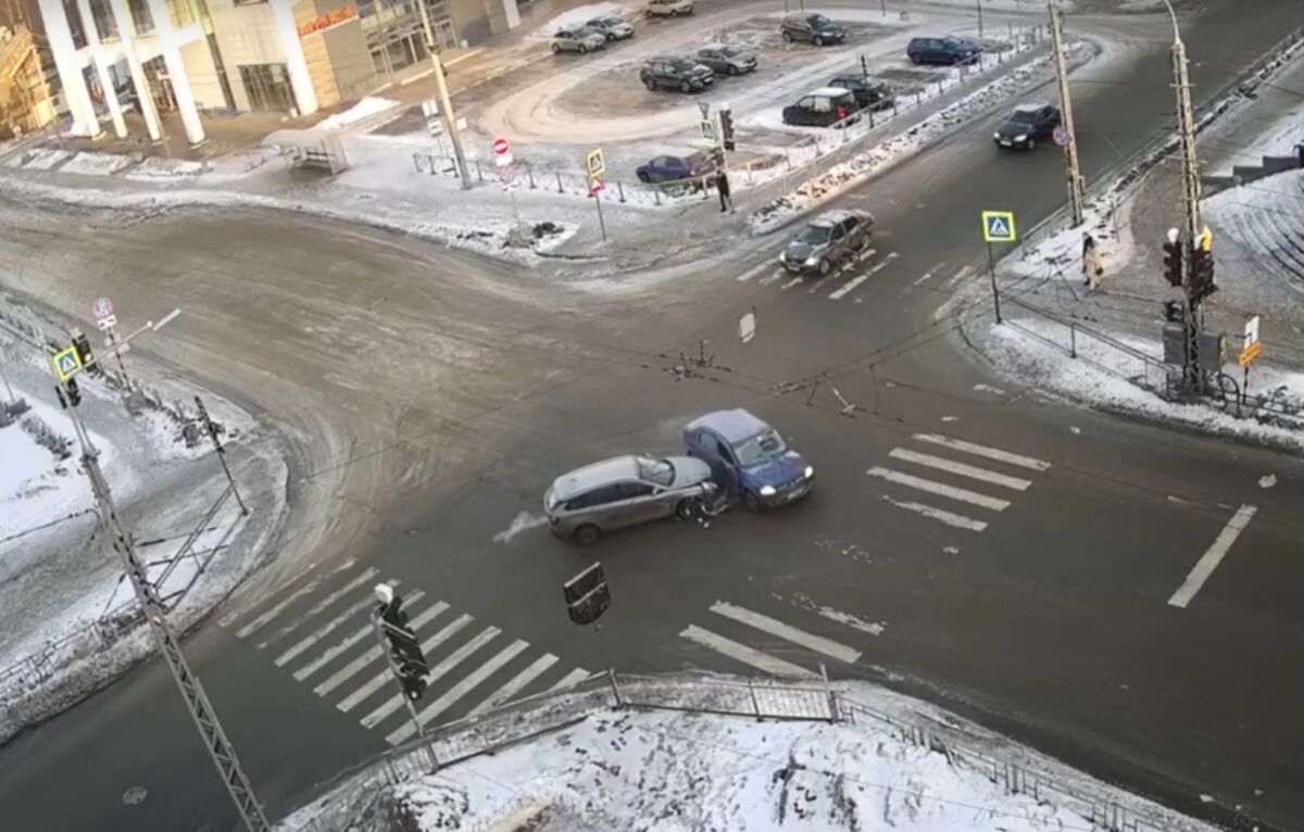 В центре Петрозаводска две иномарки столкнулись на перекрестке с измененной схемой движения