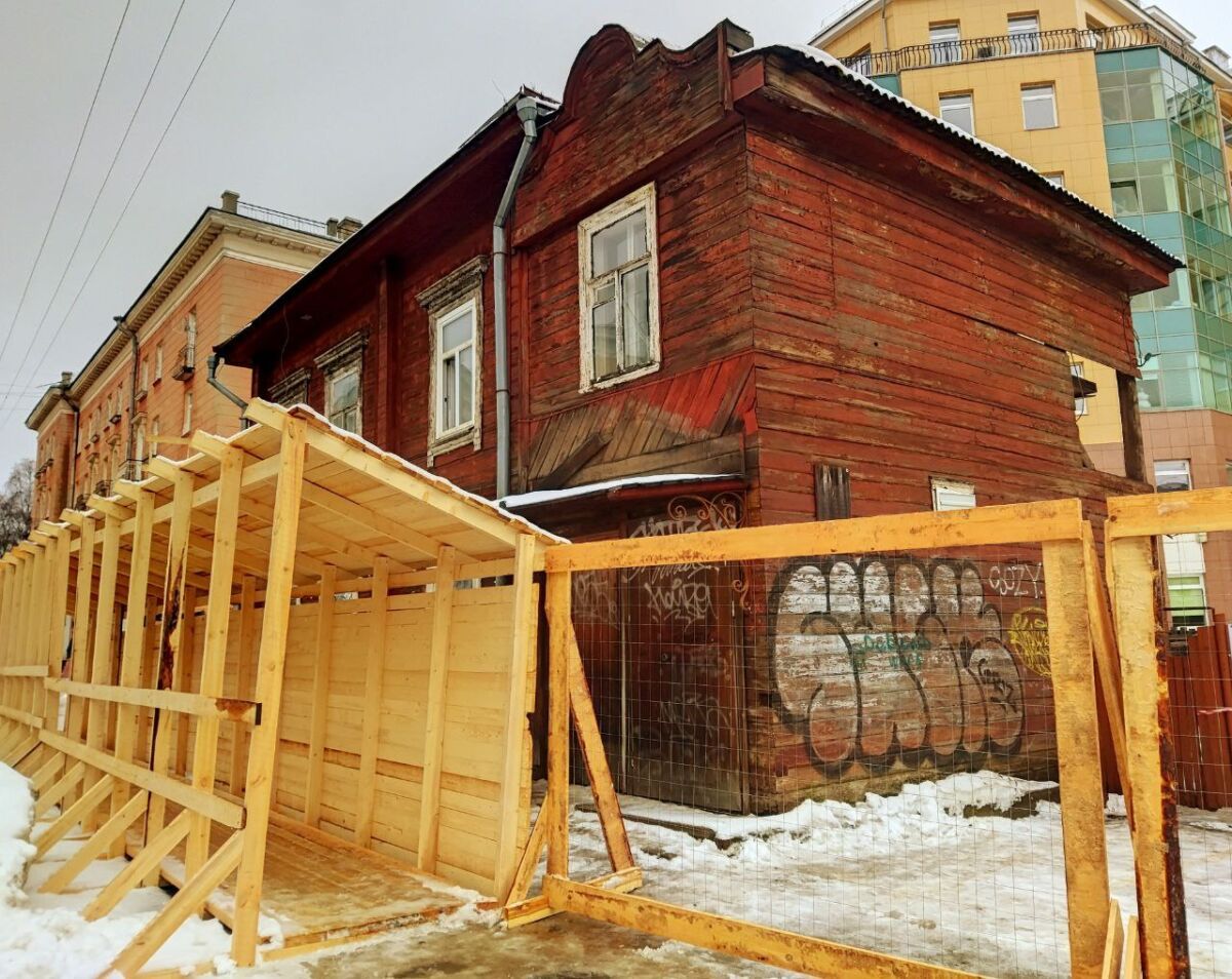 В центре Петрозаводска начали разбирать исторический дом Захаровых