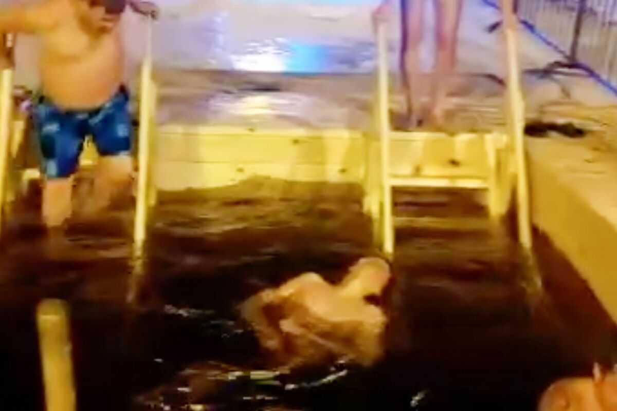 Россиянин потерял сознание во время крещенских купаний в проруби