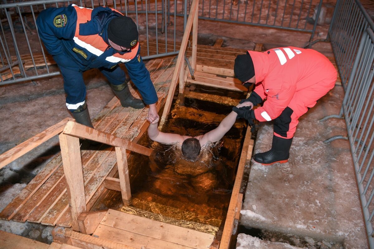 Сотни жителей Петрозаводска, включая главу Карелии, приняли участие в крещенских купаниях