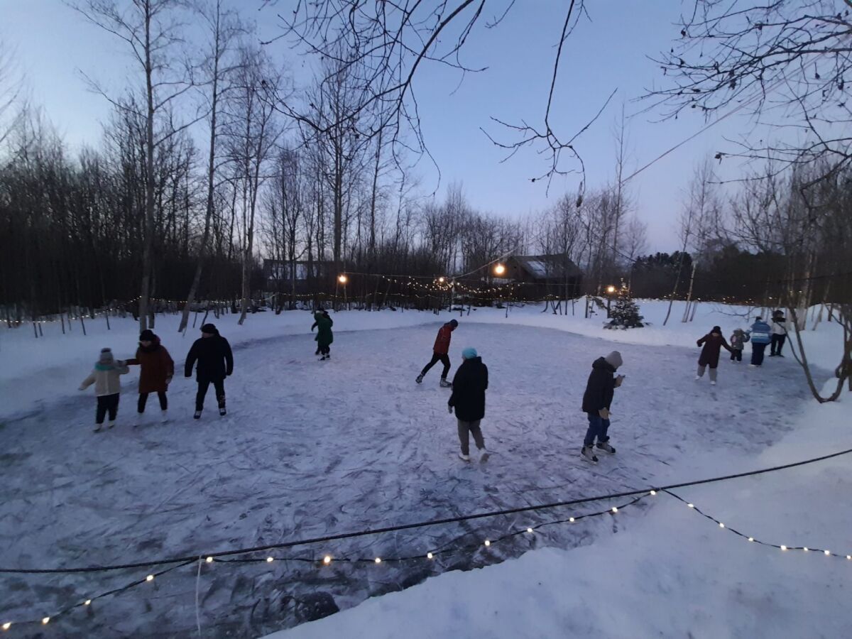 Семья в Карелии обустроила каток для всей деревни