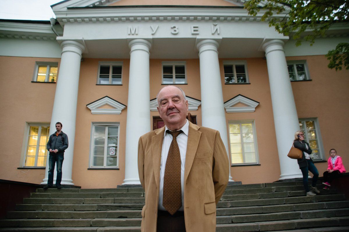 Директор Национального музея Михаил Гольденберг отмечает юбилей