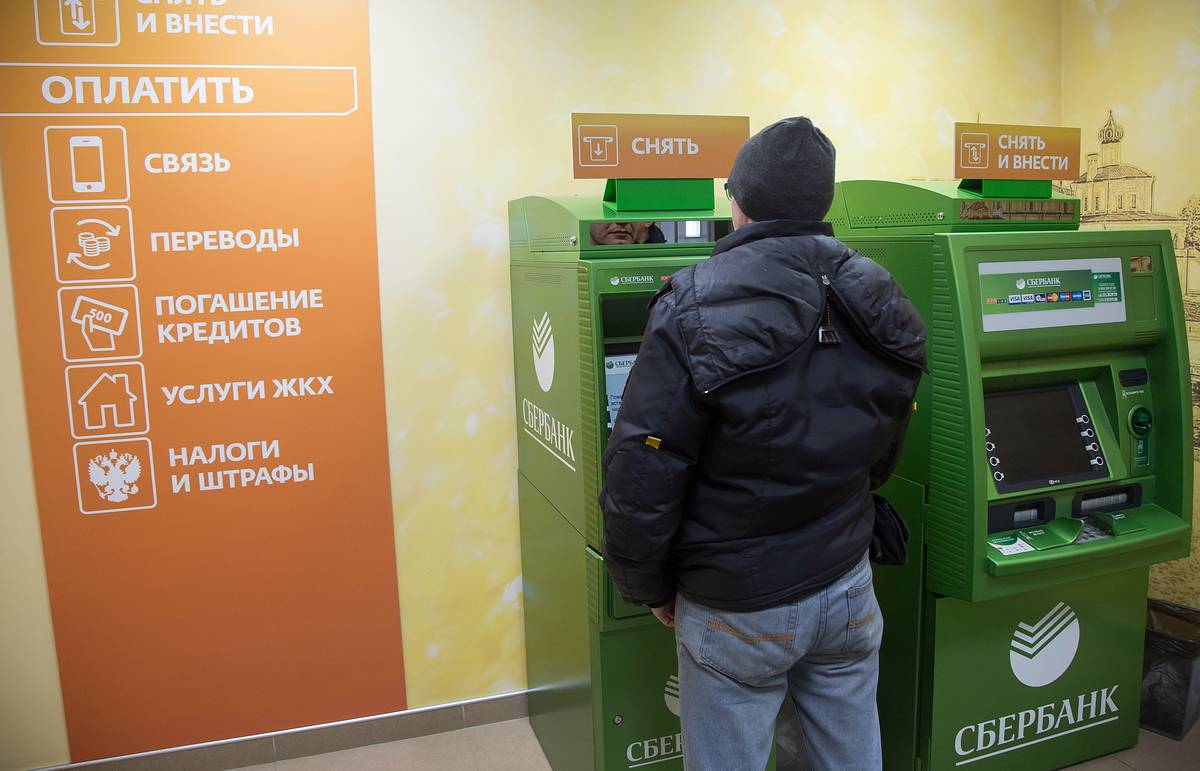 В Беломорске мужчина сломал банкомат, который «зажевал» его карту