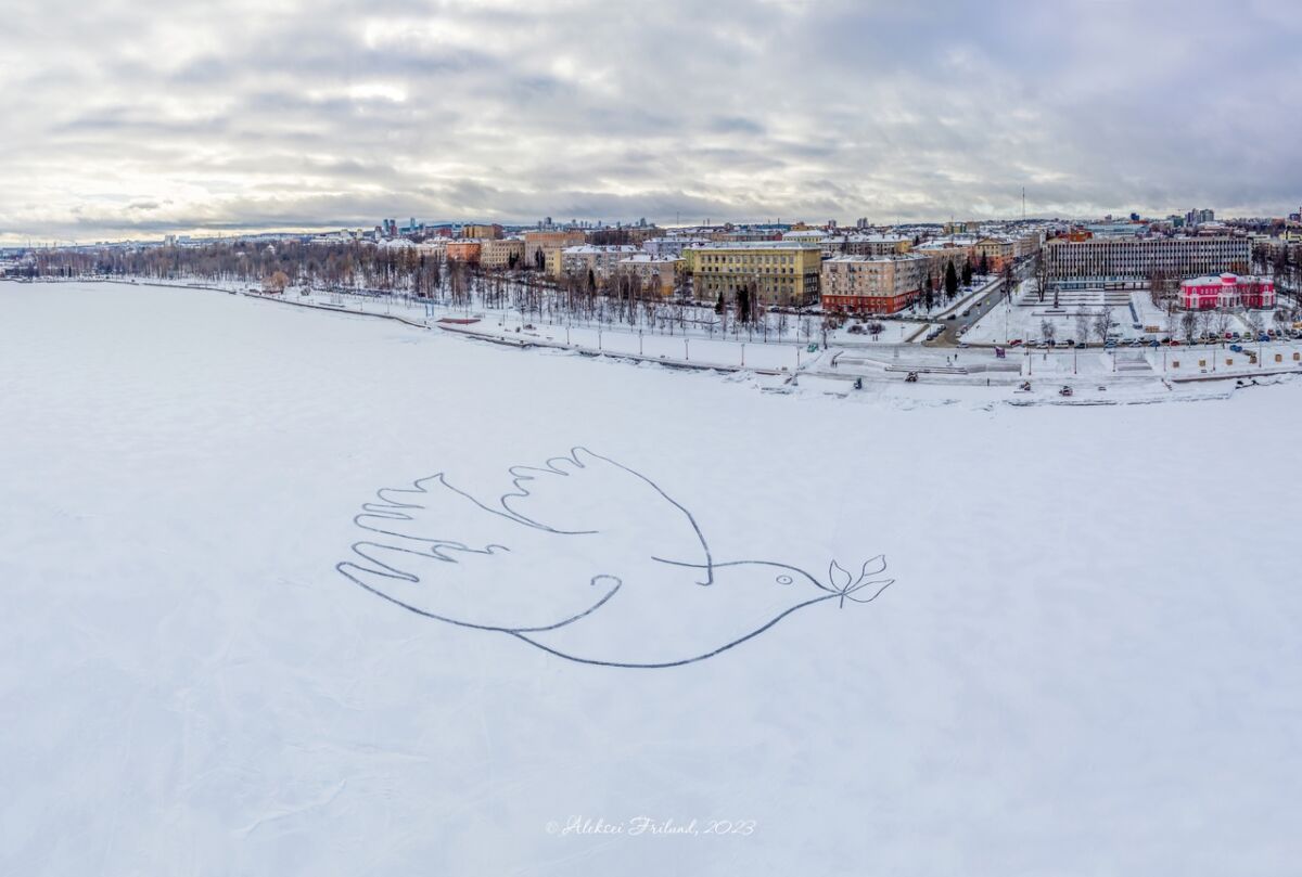 На Онежском озере в Петрозаводске нарисовали «голубку Пикассо»