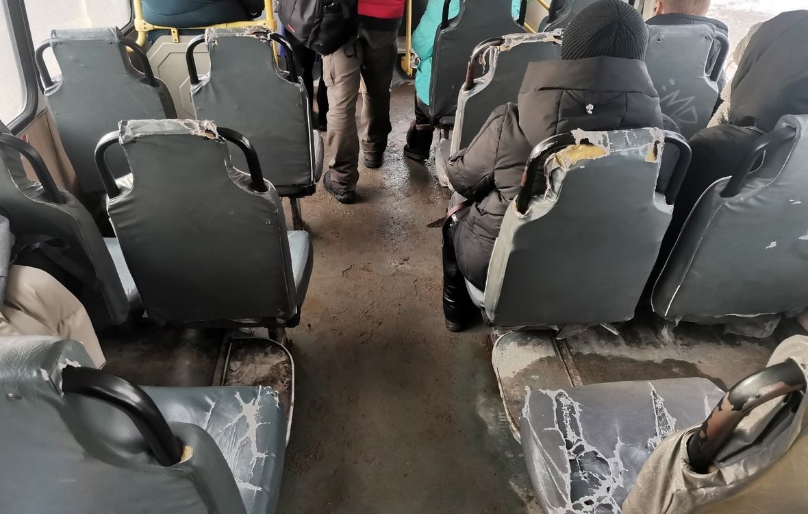 «И за это платить 50 рублей?» Горожанин показал ужасное состояние маршрутки №17 в Петрозаводске