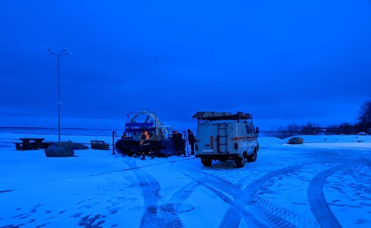 Спасатели эвакуировали рыбака с Повенецкого залива