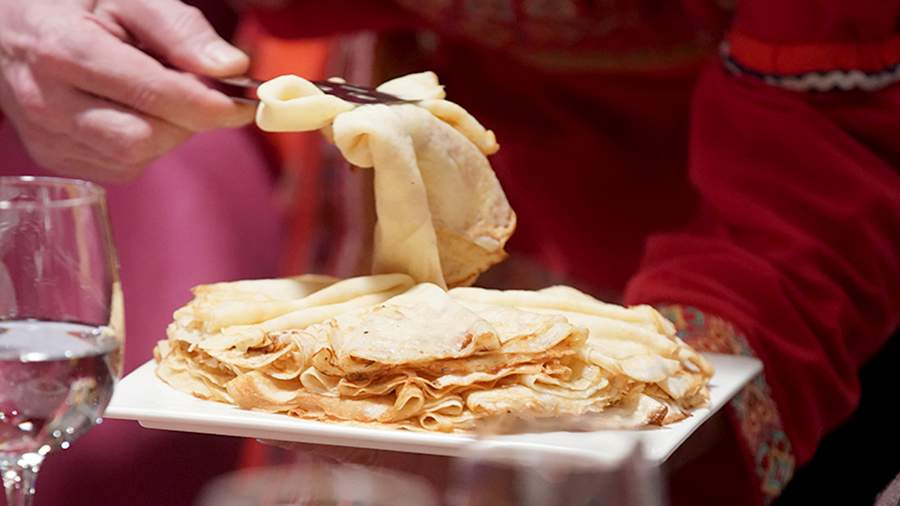 Женщина подавилась и умерла на конкурсе поедания блинов