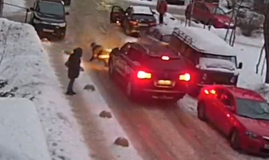 В одном из дворов Петрозаводска сбили пешехода