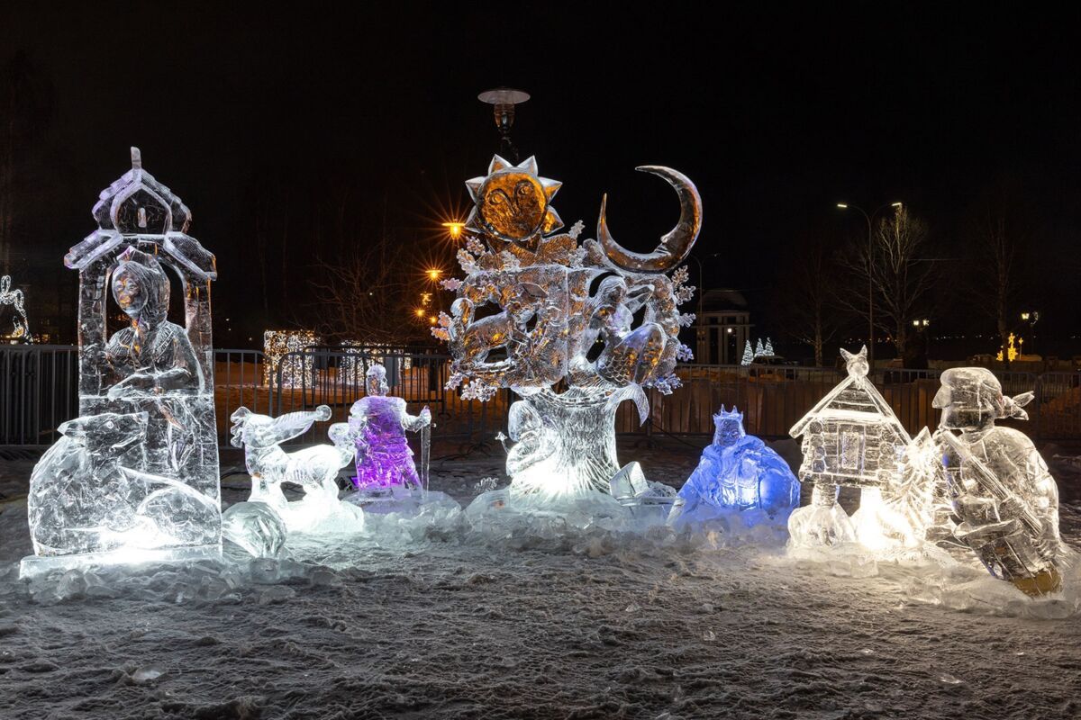 На Онежской набережной появились первые ледовые скульптуры