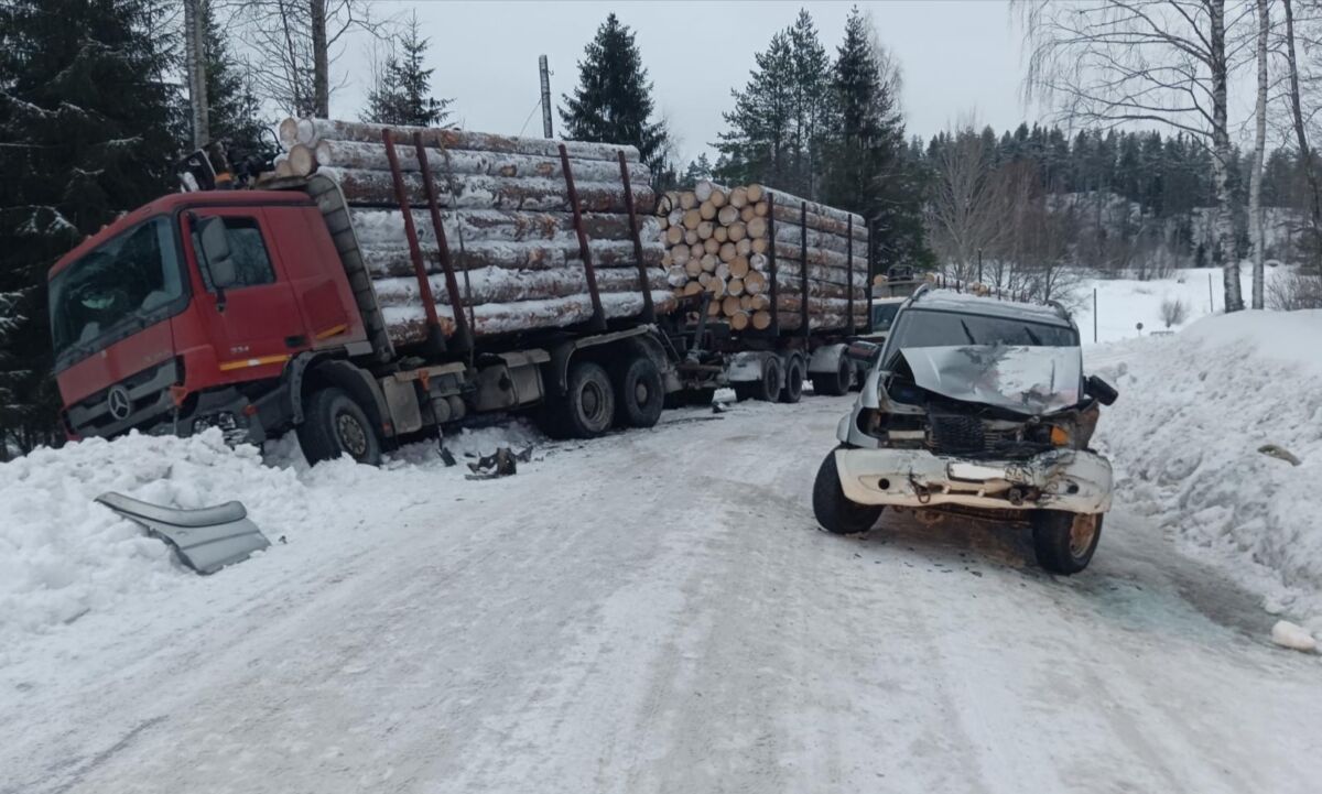В аварии с лесовозом пострадал водитель автомобиля УАЗ «Патриот»
