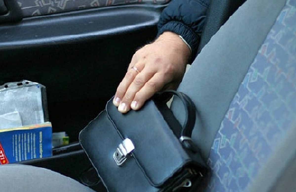 Таксист похитил накопления пассажира в Карелии
